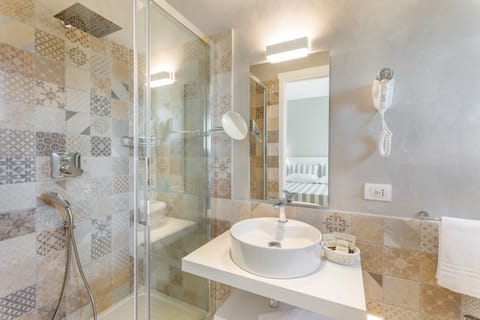 Shower, rainfall showerhead, free toiletries, hair dryer