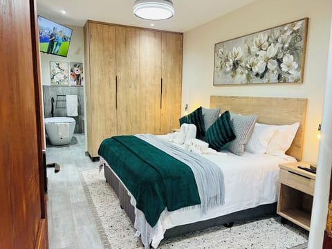 Honeymoon Suite | In-room safe, desk, blackout drapes, bed sheets