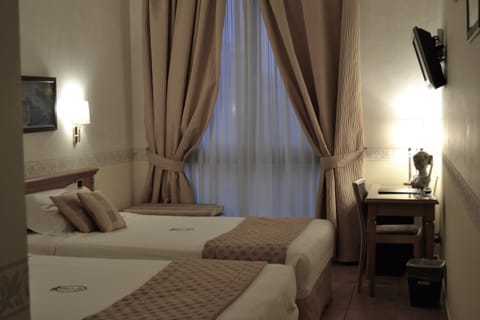 Deluxe Room | Egyptian cotton sheets, premium bedding, memory foam beds, minibar