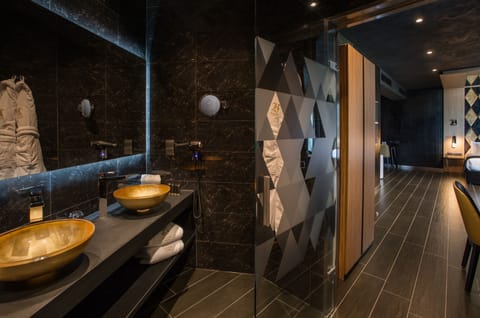 Signature Suite, Sea View, Corner | Bathroom | Shower, rainfall showerhead, eco-friendly toiletries, hair dryer