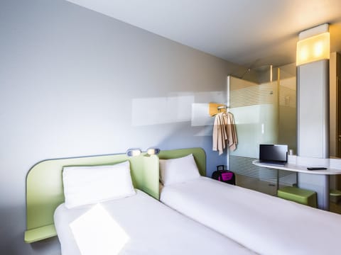 Twin Room, 2 Twin Beds | Desk, soundproofing, free WiFi, bed sheets