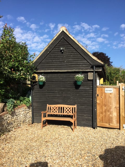 Welcome to CozyNook
Quirky Accommodation
Bigger than you think !

