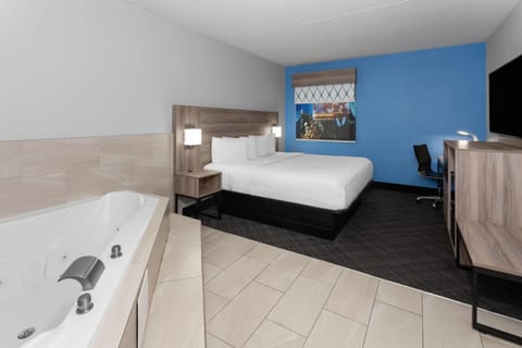 Premier Suite, 1 King Bed, Non Smoking | Jetted tub