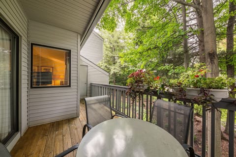 Lakefront Balcony Views – Stunning sunrises and quiet evenings with a wooded bay views