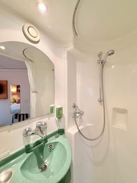 Twin Room | Bathroom | Shower, towels