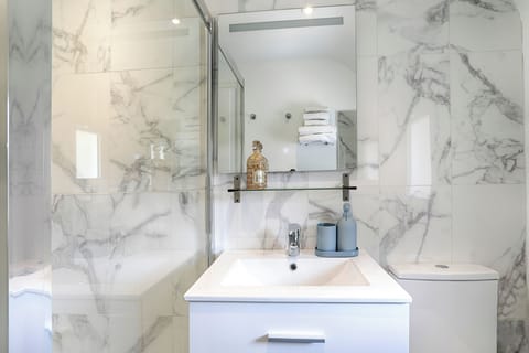 Superior Double Room (Shower) | Bathroom | Shower, towels