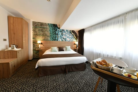 Superior Double Room | Minibar, in-room safe, desk, blackout drapes