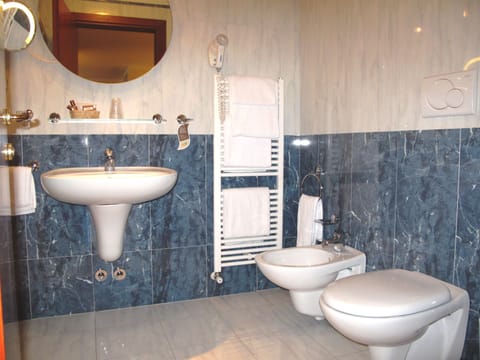 Combined shower/tub, free toiletries, hair dryer, bidet