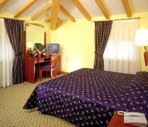 Comfort Double Room | Minibar, in-room safe, desk, soundproofing