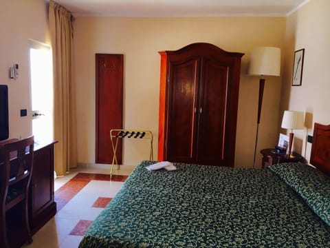 Minibar, desk, cribs/infant beds, free WiFi