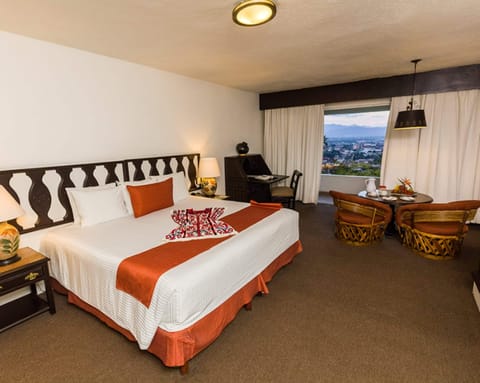 Superior Room, 1 King Bed | Premium bedding, down comforters, in-room safe, desk