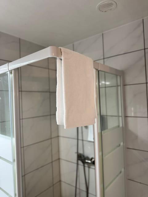 Double Room Single Use | Bathroom | Free toiletries, hair dryer, towels