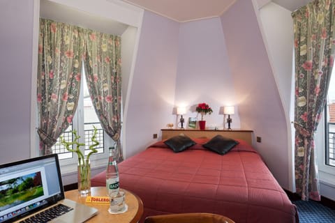 Standard Double Room | Minibar, in-room safe, desk, soundproofing