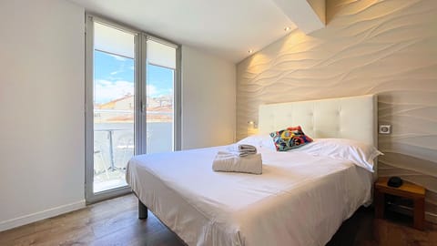 Double Room | In-room safe, individually decorated, individually furnished, desk