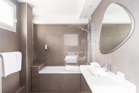 Standard Double Room | Bathroom | Hair dryer, towels