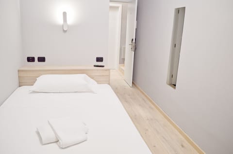Single Room | Desk, bed sheets