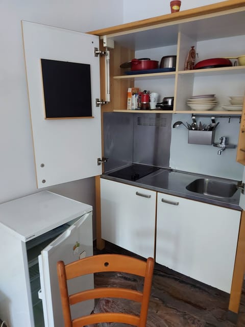 Triple Room | Private kitchen | Full-size fridge, stovetop, cookware/dishes/utensils, cleaning supplies