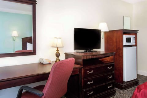 Standard Room, 1 King Bed, Non Smoking (1st Floor) | In-room safe, desk, laptop workspace, iron/ironing board