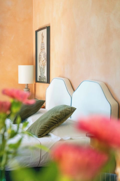 Superior Room, 1 King Bed | Premium bedding, in-room safe, free cribs/infant beds, bed sheets