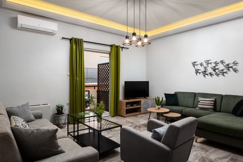 Deluxe Apartment | Living room | 43-inch flat-screen TV with satellite channels, TV