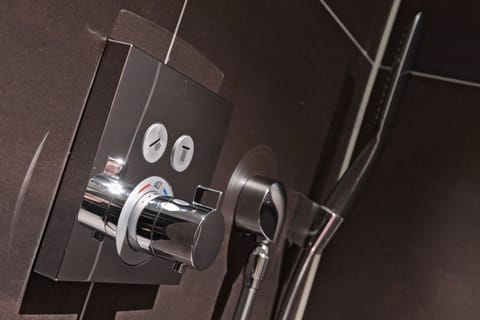 Shower, rainfall showerhead, free toiletries, hair dryer