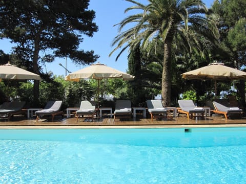 Outdoor pool, pool umbrellas, sun loungers