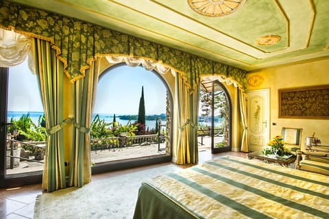 Suite D'Annunzio | Minibar, in-room safe, individually decorated, individually furnished