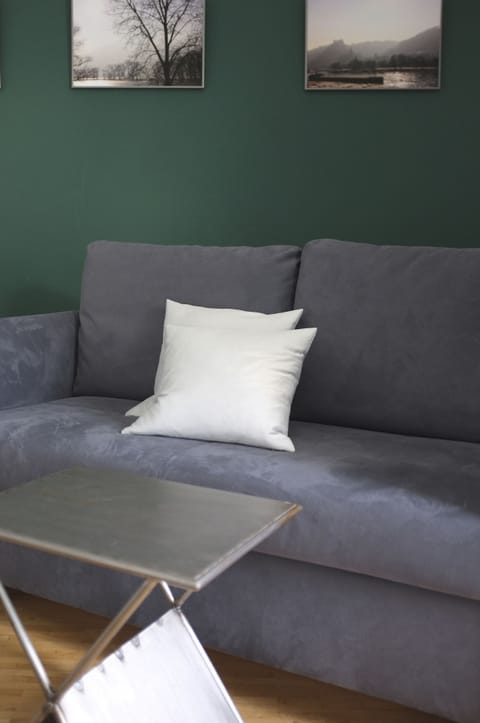 Single Room | Minibar, in-room safe, individually decorated, individually furnished