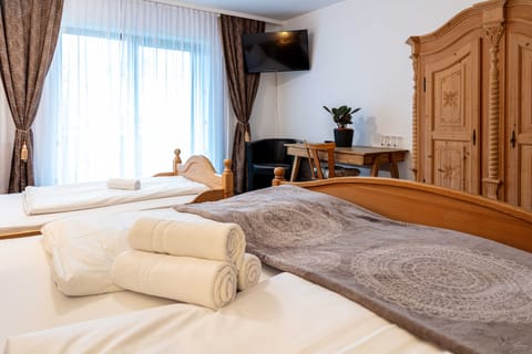 Comfort Triple Room | Laptop workspace, blackout drapes, soundproofing, free WiFi