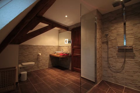 Suite | Bathroom | Shower, free toiletries, hair dryer