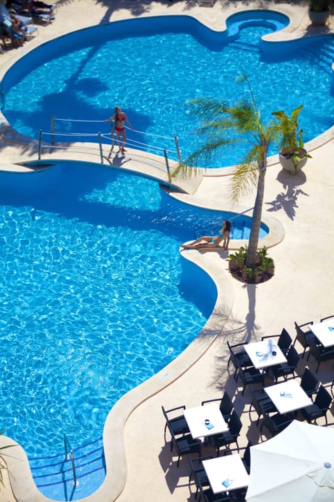 Seasonal outdoor pool, pool umbrellas, sun loungers
