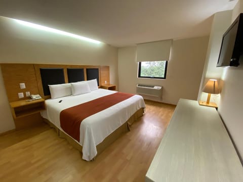 Standard Room, 1 King Bed | Premium bedding, down comforters, in-room safe, desk