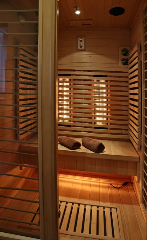 Couples treatment rooms, hot tub, body treatments, hydrotherapy