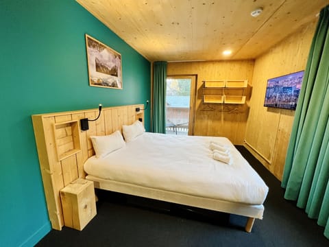 Soundproofing, free WiFi, bed sheets
