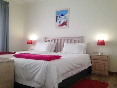 Double Room (4) | In-room safe, desk, free WiFi, bed sheets