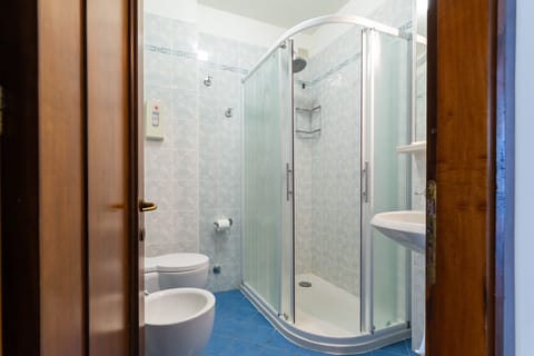 Family Room | Bathroom | Shower, hair dryer, bidet, towels