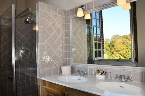 Chambre Prestige, in the Castle | Bathroom | Free toiletries, hair dryer, bathrobes, slippers