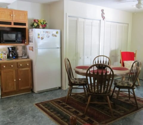  
 Clean, neat and inviting.
*Excellent cleaning service. 