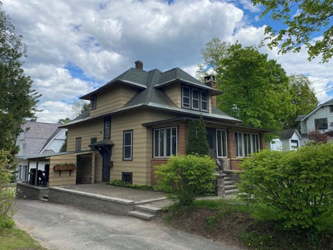 86 Hillcrest Avenue - Side view