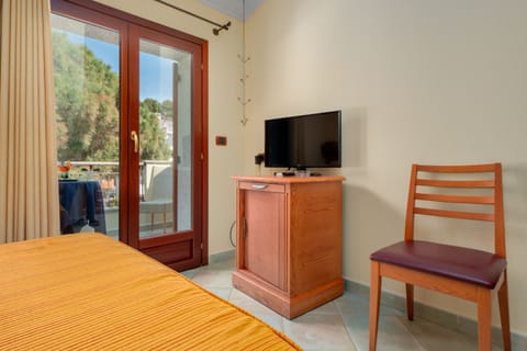 Double Room | Minibar, in-room safe, blackout drapes, iron/ironing board