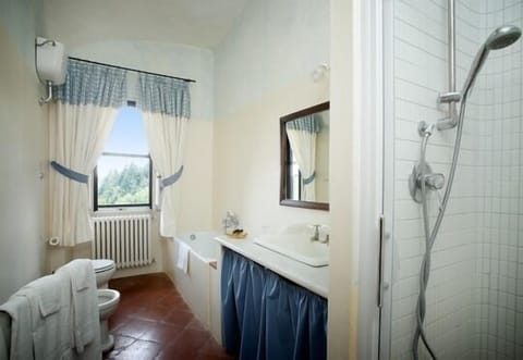 Classic Room, Garden View | Bathroom | Free toiletries, hair dryer, towels