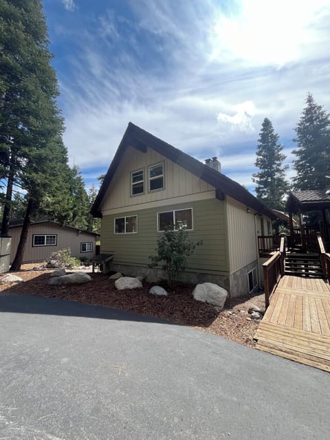 Main house as viewed by roundabout driveway