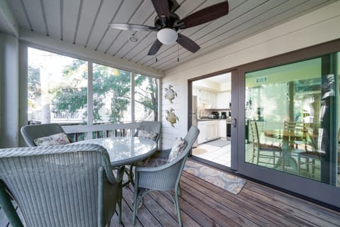 Outdoor dining on the porch