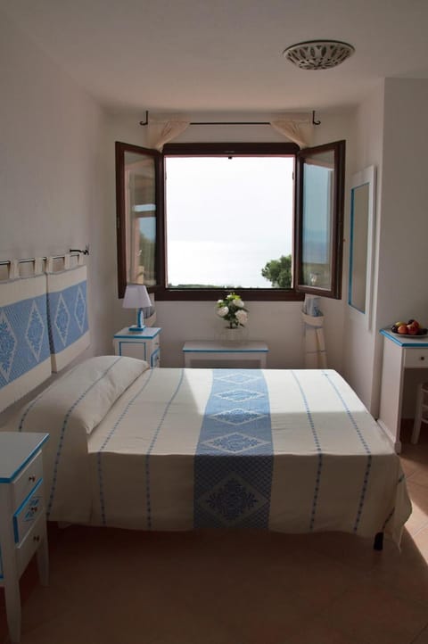 Minibar, in-room safe, desk, free WiFi