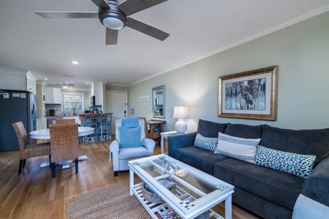 Great open floor plan in this  Marsh Walk Villa!