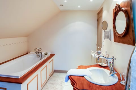 Suite (Marguerite Yourcenar) | Bathroom | Shower, free toiletries, hair dryer, bathrobes