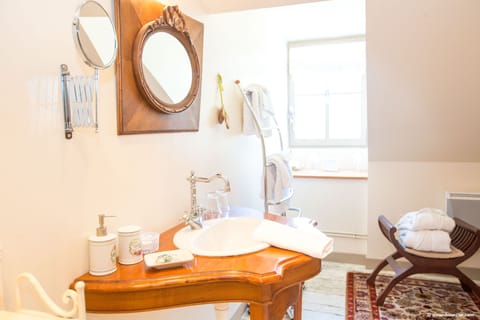 Suite (Marguerite Yourcenar) | Bathroom | Shower, free toiletries, hair dryer, bathrobes