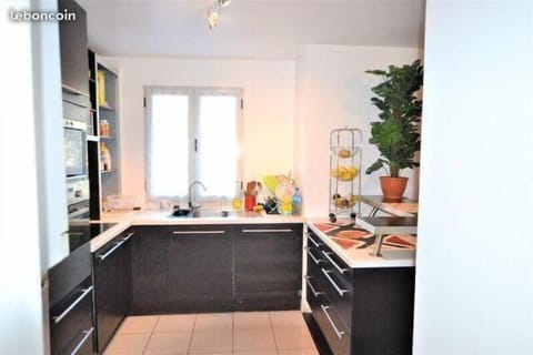 Full-size fridge, microwave, oven, stovetop