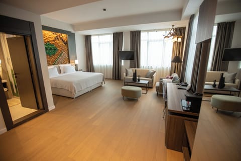 Suite | Premium bedding, pillowtop beds, minibar, in-room safe