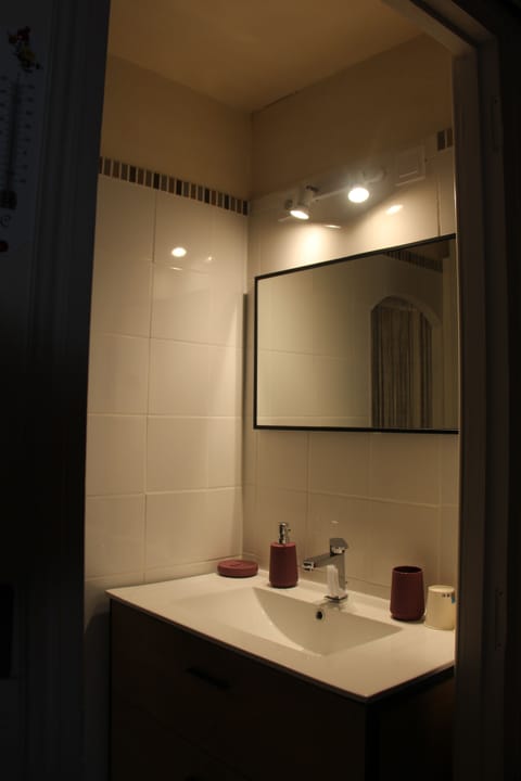 Double Room (Dune) | Bathroom | Shower, free toiletries, hair dryer, towels